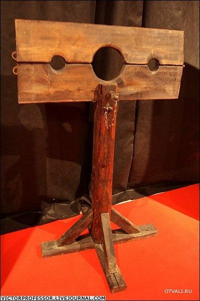 Изображение старинных кандалов и других пыточных орудий